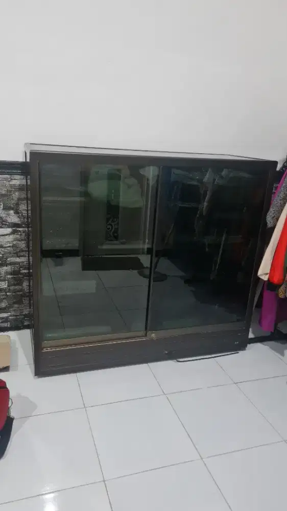 Rak etalase kaca hitam