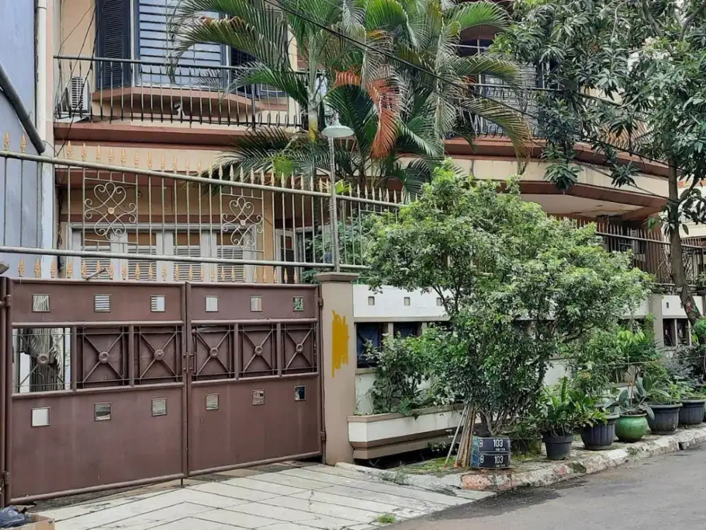Dijual Rumah Luas Dekat Taman di Villa Melati Mas Serpong Utara