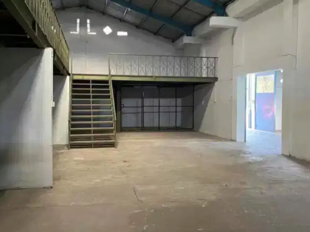 Disewakan dan Dijual Gudang Strategis Zona Kuning Lokasi Pasar Kliwon,Solo Luas 658m2