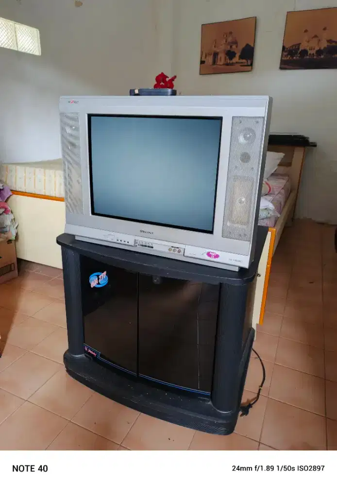 TV Tabung Flat 21 inch merk Sharp dan Toshiba