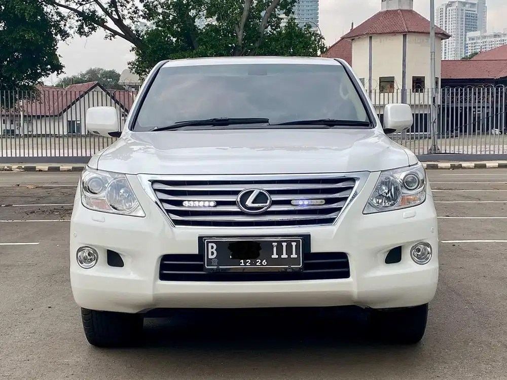 LEXUS LX570 AT 2011 PUTIH , KM LOW ANTIK