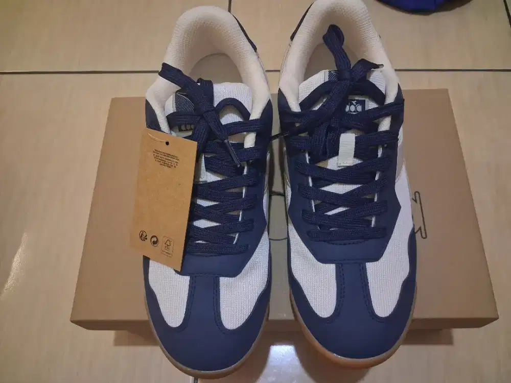 Sepatu diadora baru size 40 .lok ciledug
