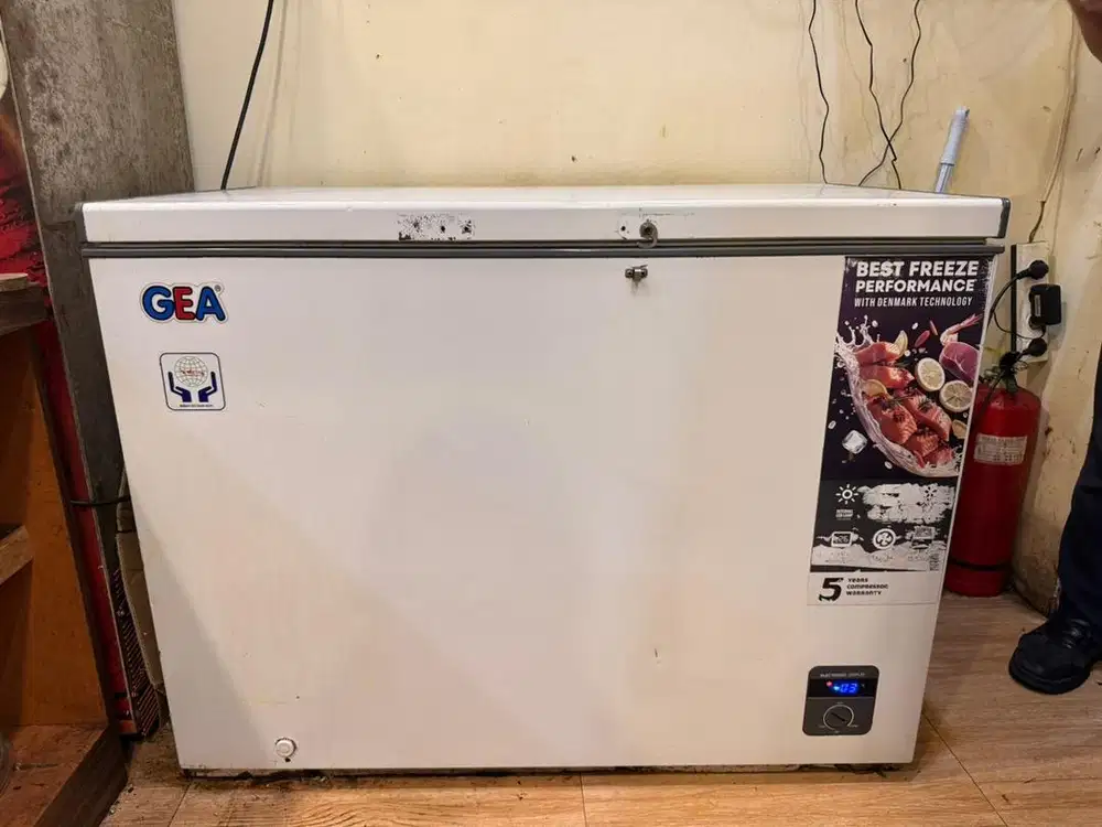 FREEZER 318Liter BEKAS
