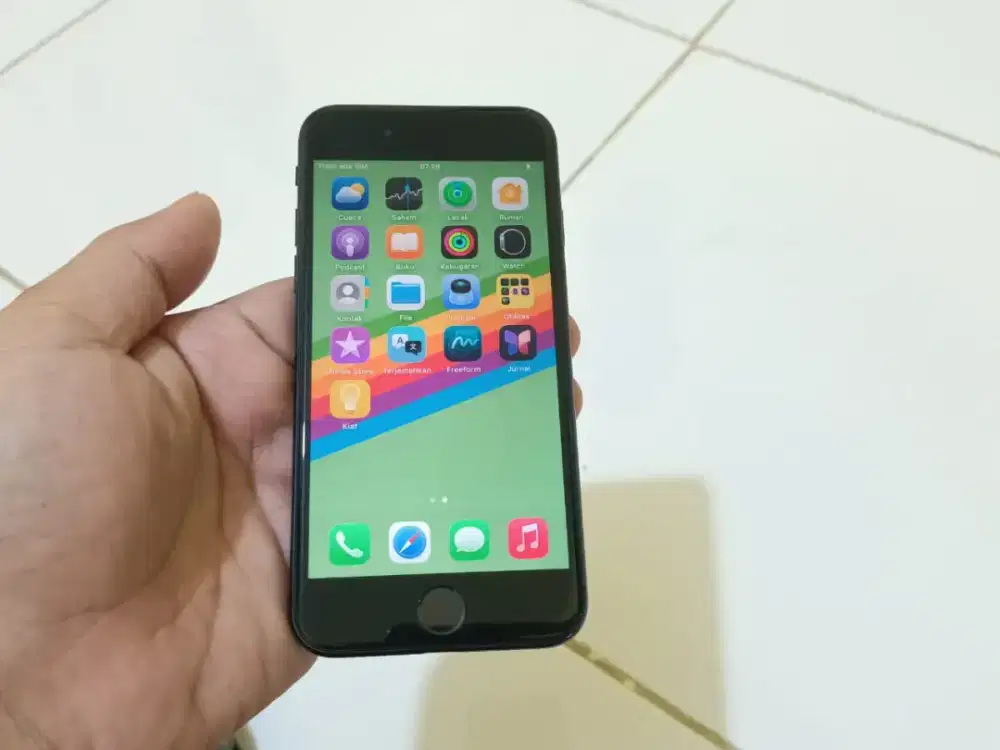 BUTUH UANG iPhone SE Gen 2 64GB Hitam ALL Operator Full Original Apple