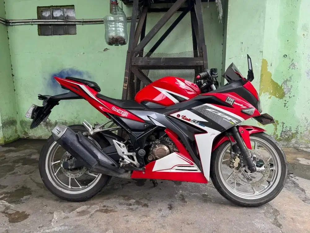 Honda CBR 150 thun 2018 mesin haluss jozz siap gas jalan gan.