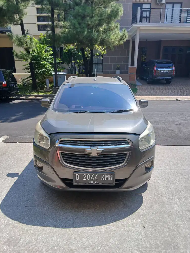 Dijual Chevrolet Spin LTZ AT 2015 warna abu-abu metalik