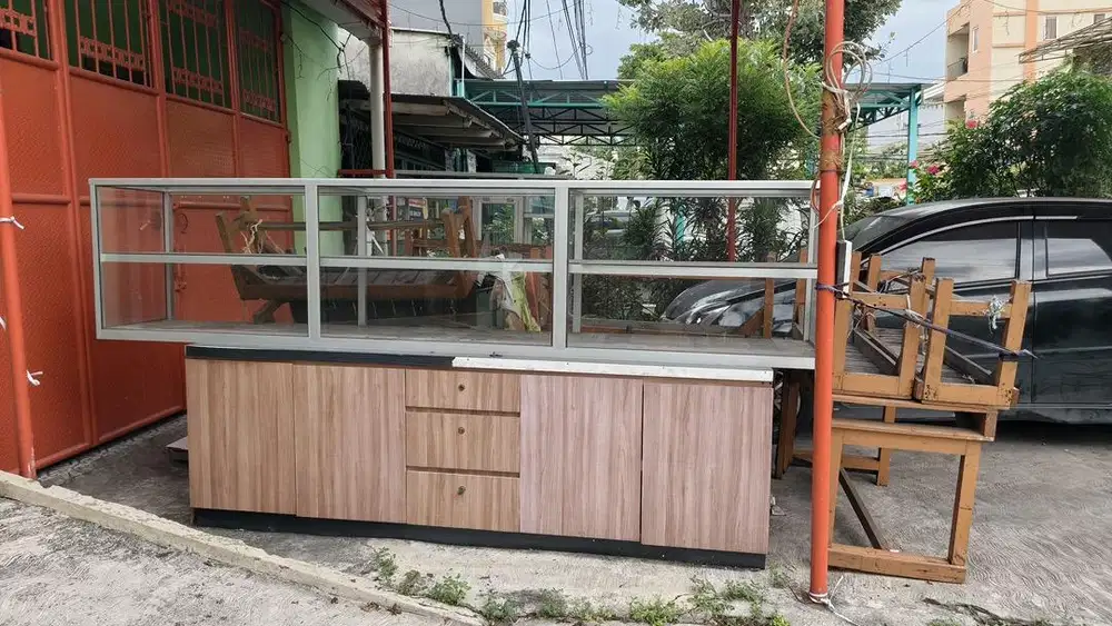 Etalase panjang dan laci