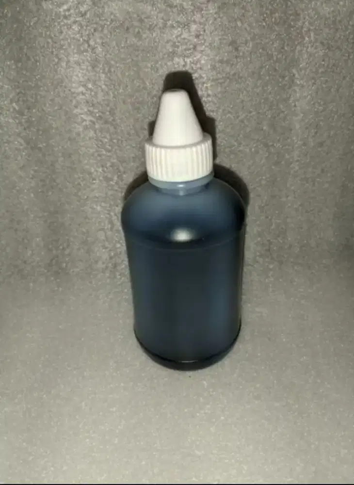 Tinta Khusus Kain dan Kertas Hitam.
