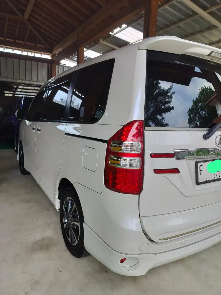 TOYOTA NAV1 2015 V Limited Edition