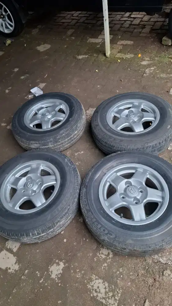 Ban pelek bekas kijang kapsul