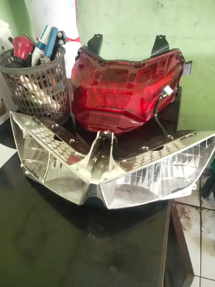 Reflektor vario 160 dan hendlam lampu belakang