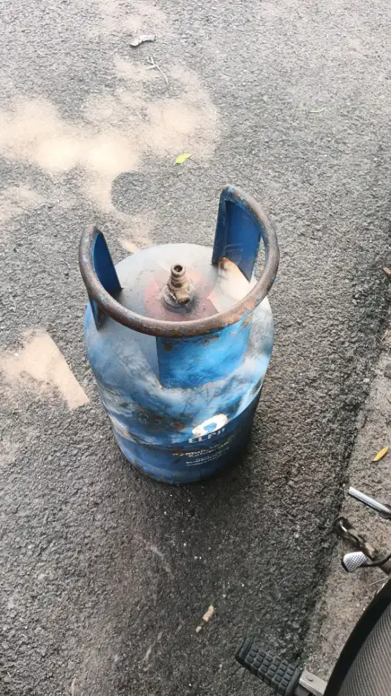 Tabung gas warna biru dan pink