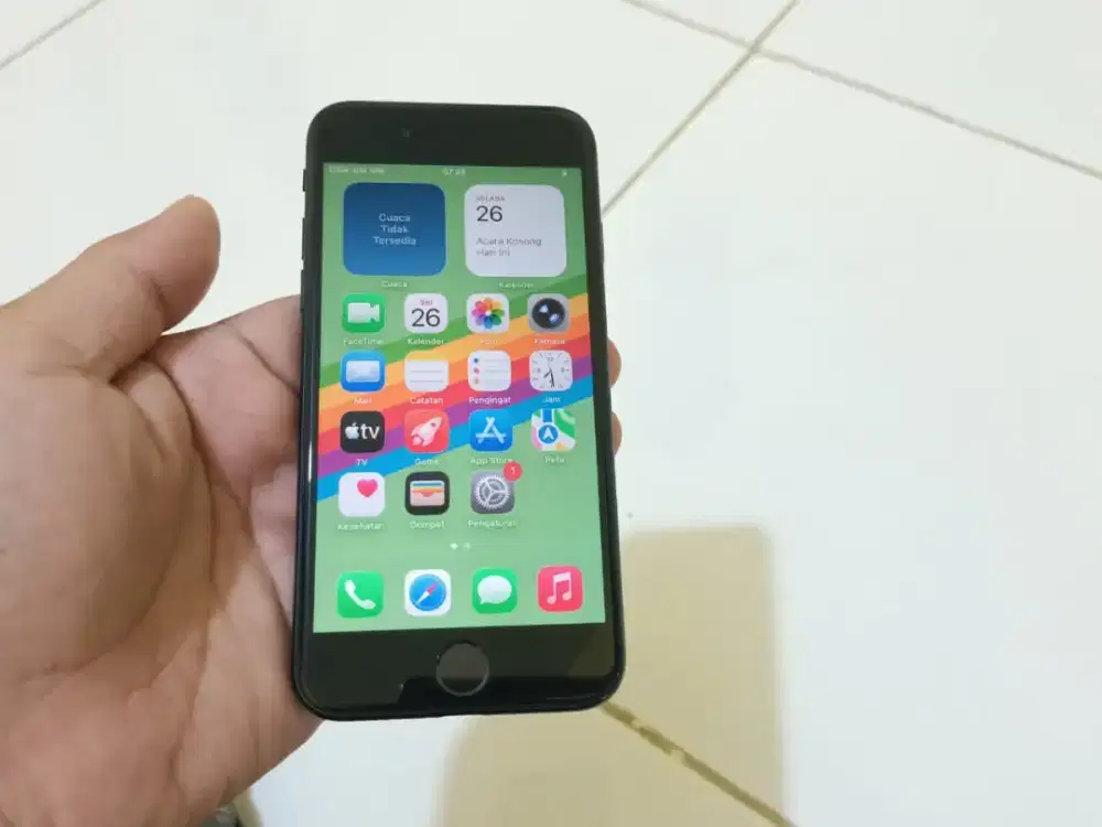 BUTUH UANG iPhone SE Gen 2 64GB Hitam ALL Operator Full Original Apple
