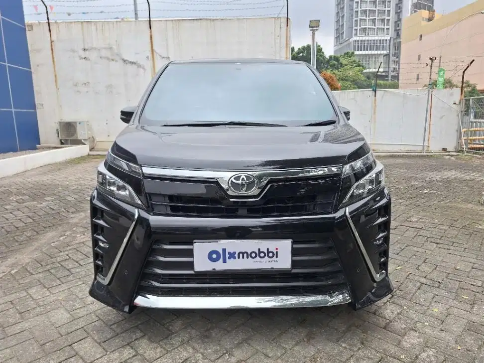 DP MURAH Toyota Voxy 2.0 Bensin-AT 2018 Hitam CBMMB