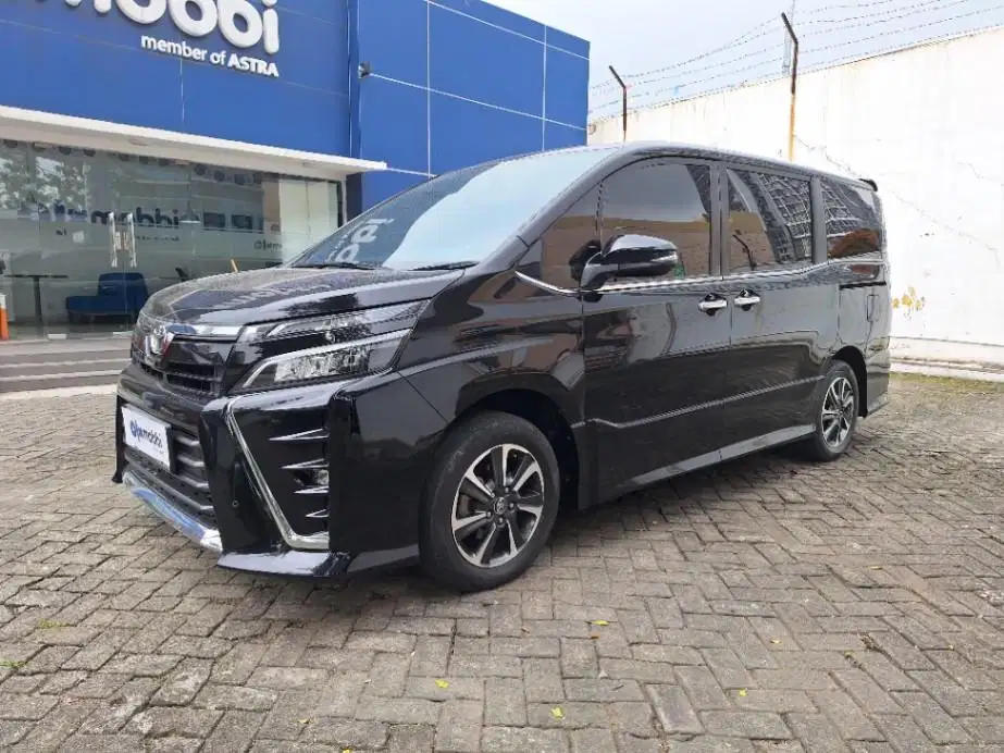 DP MURAH Toyota Voxy 2.0 Bensin-AT 2018 Hitam CBMMB
