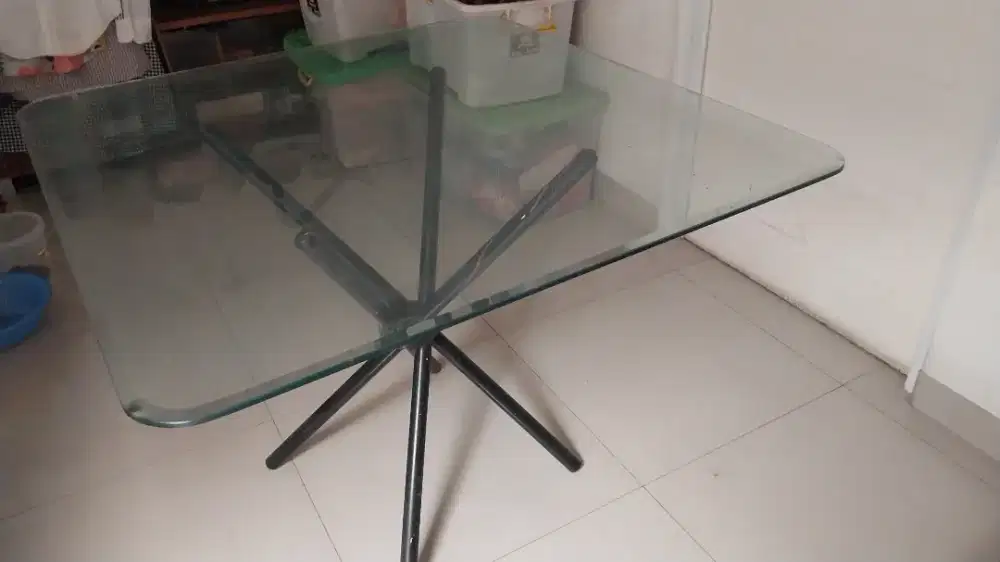 Meja makan kaca