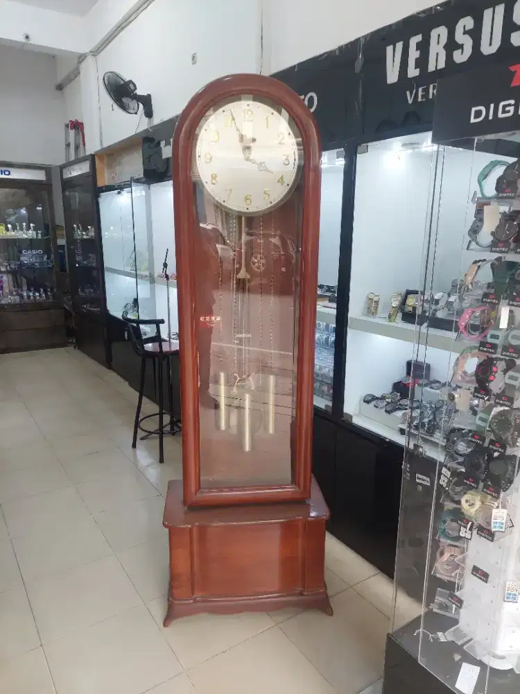 Jam besar merek urgos