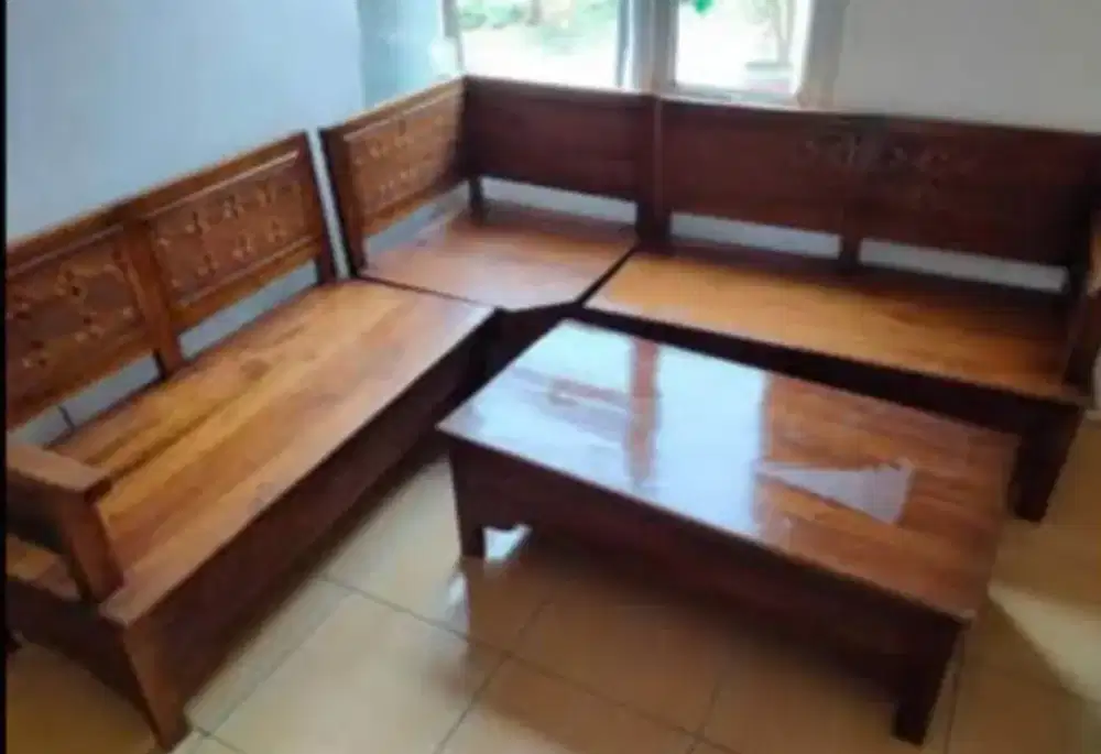 Satu set kursi meja kayu ukir
