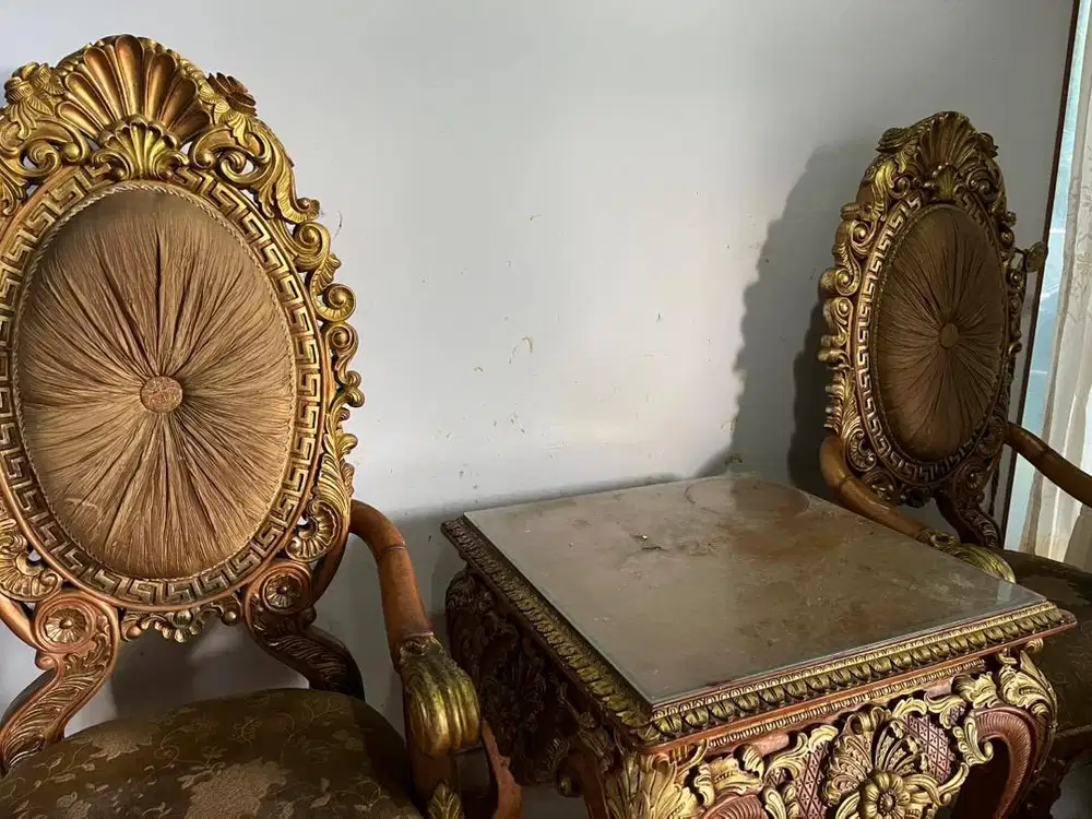 Dijual kursi tamu antik vintage ukiran klasik mewah warna gold-coklat.