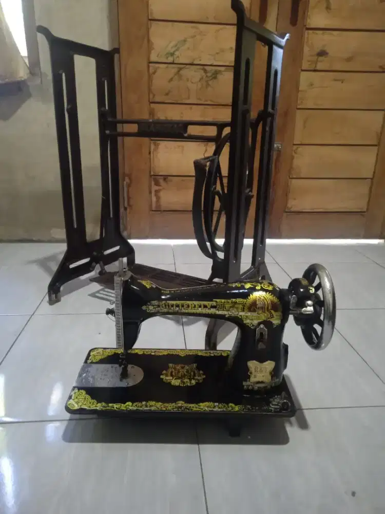 Mesin jahit dan kaki mesin ,, tidak ada papan kayunya