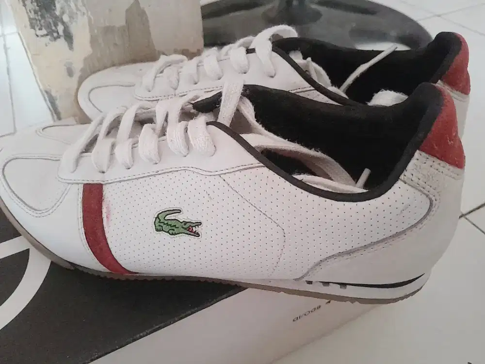 Sepatu sneakers lacoste
