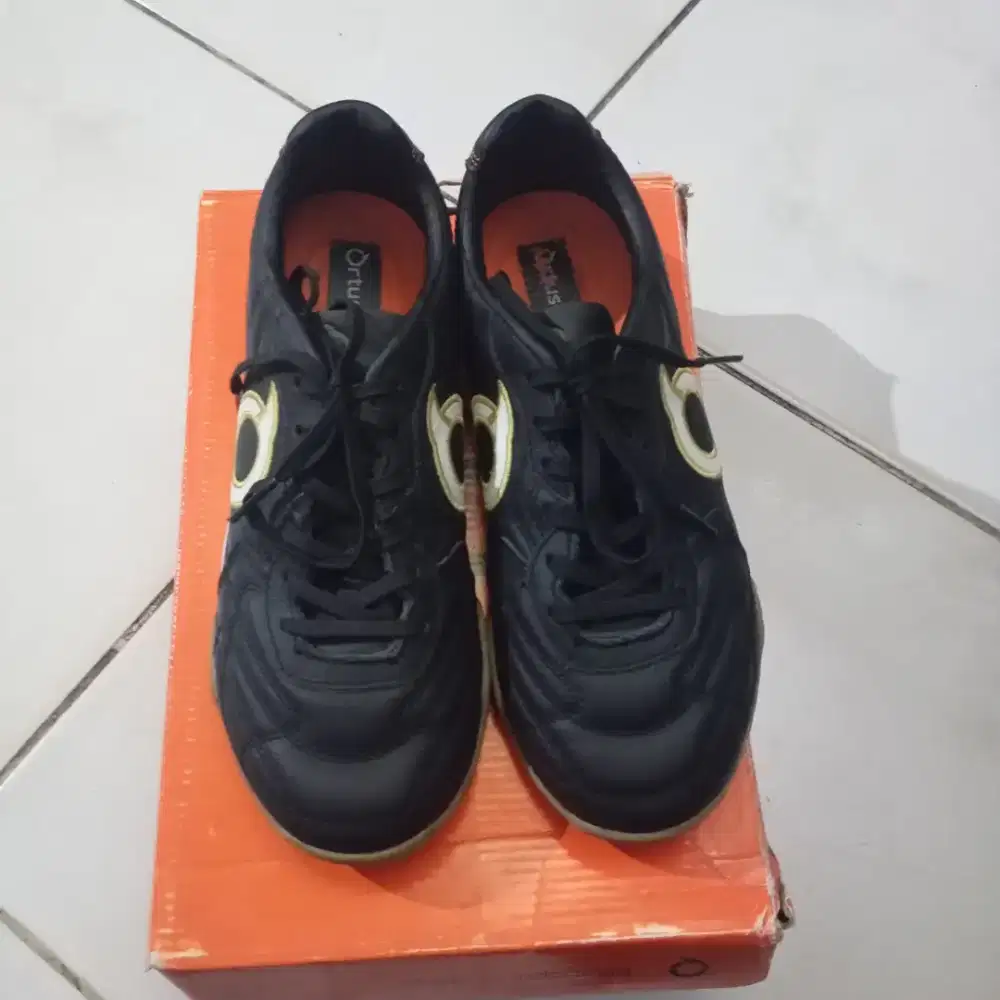 Sepatu futsal ortuseight