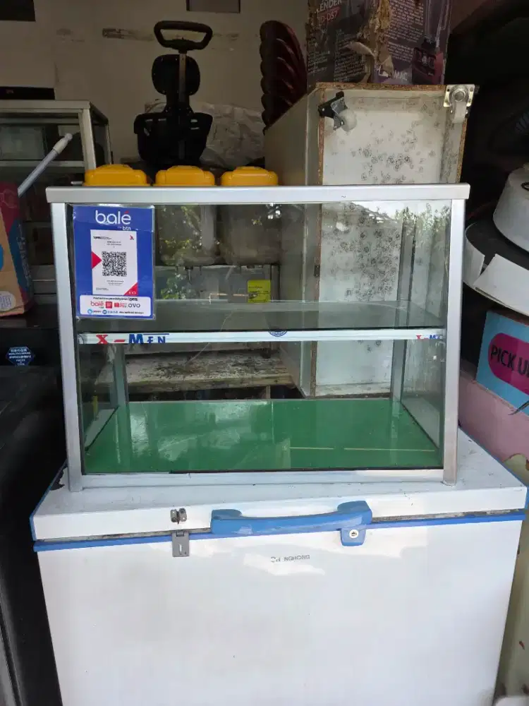 Jual cepat bu Etalase kaca ex pecel trapesium mulus spt baru rak kaca