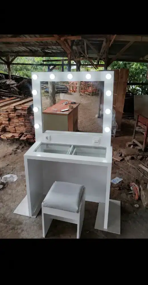 Meja rias minimalis
