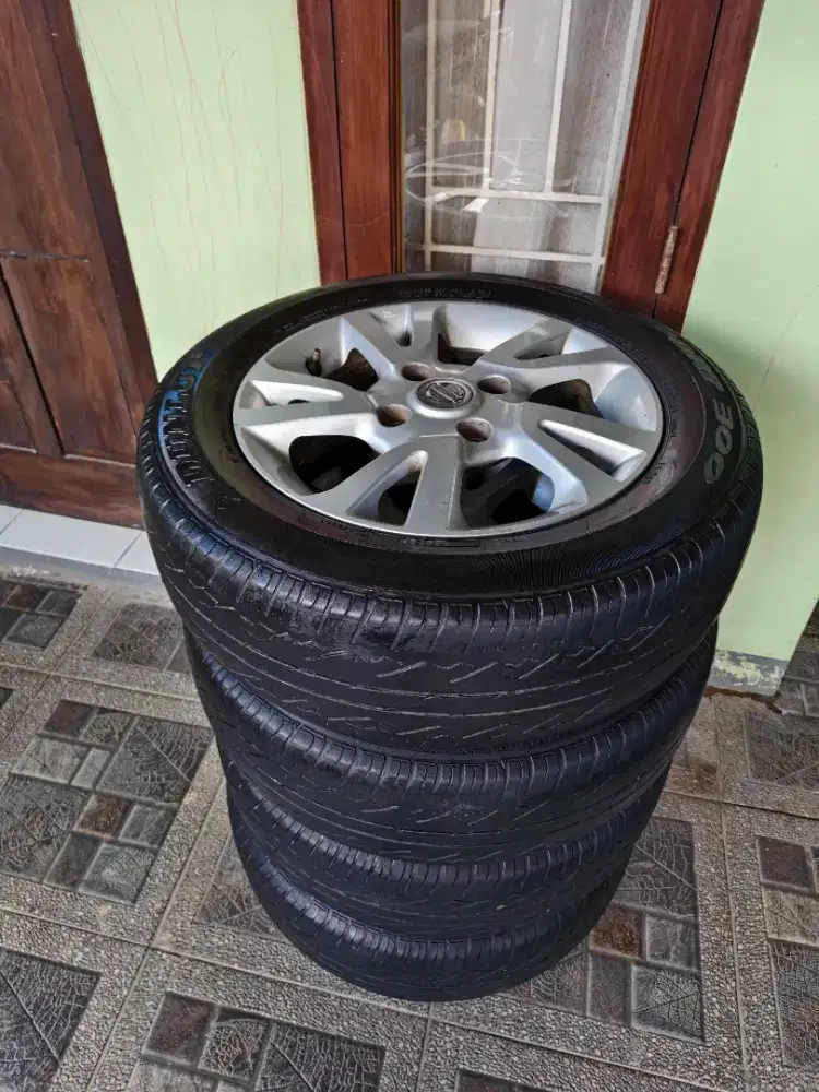 Velg velk pelk grand livina original bawaan 2011 plus ban
