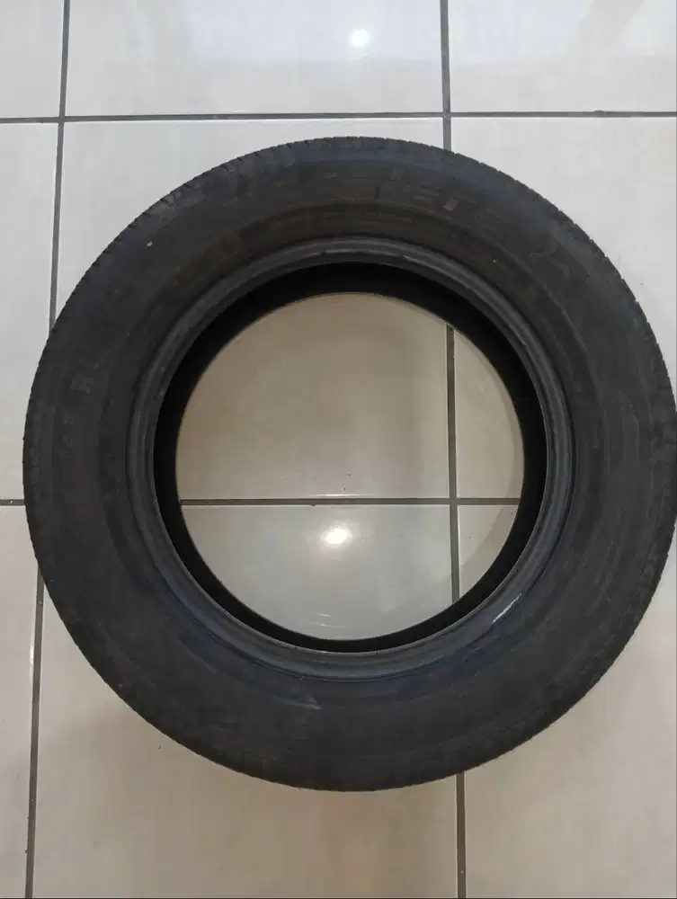 Ban bekas mobil merk Accelera