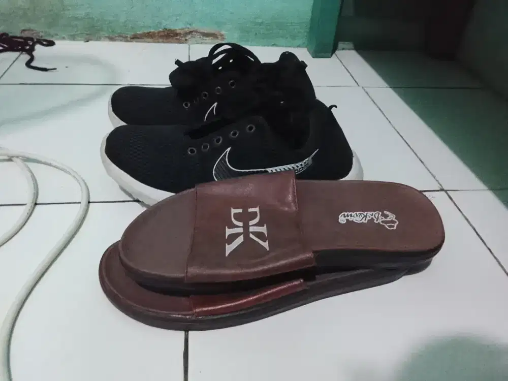 Di jual sepatu dan sendal