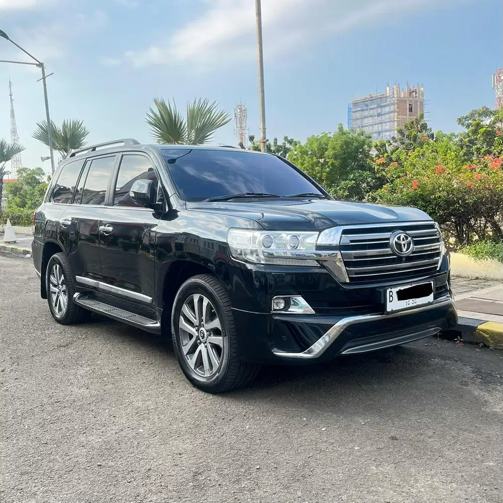 Toyota Land Cruiser VXR 200 Diesel 4x4 2016 Hitam Low km Terawat