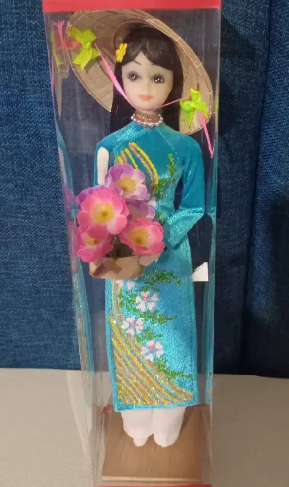 Boneka Wanita Dengan Topi Caping