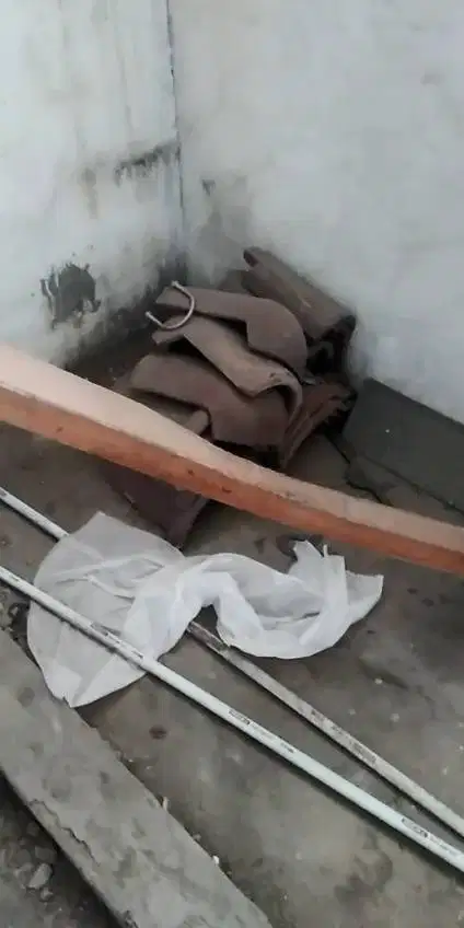 koper besi, kotak besi, baja ringan, genteng, papan, kayu kaso, dll.