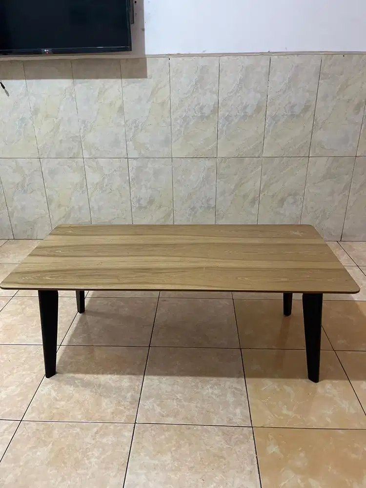 Meja kayu ruang tamu