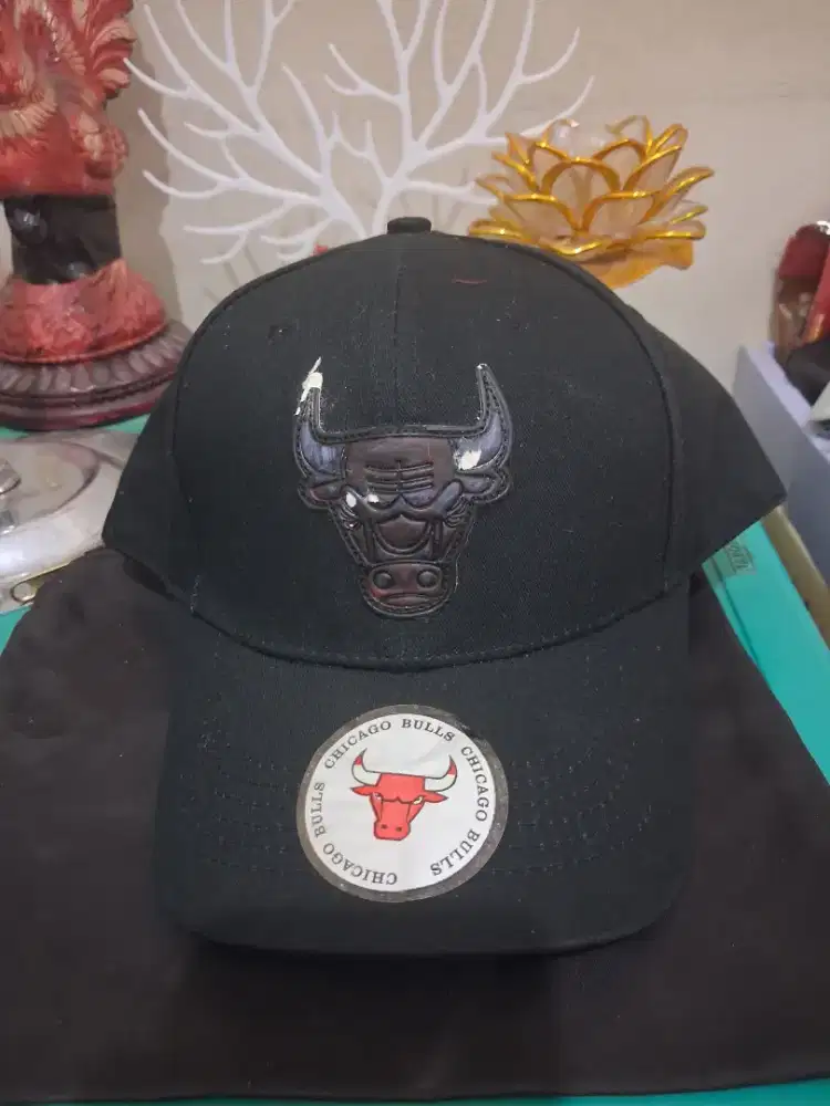 Topi baseball new era 
Chigago bulls warna hitam 
Limited edition 
Bar