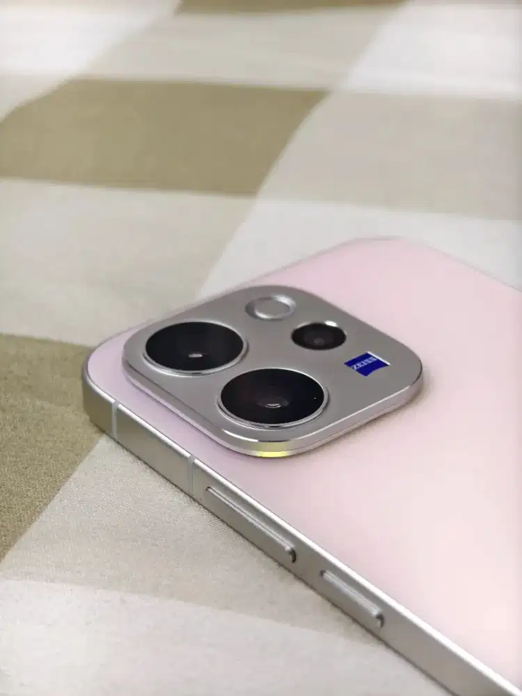 Vivo V70 5G ram 12/256 GB