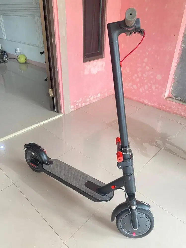 Skuter listrik e-scooter