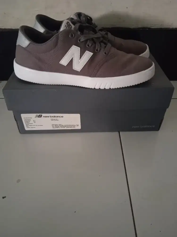 Sepatu New Balance perempuan Grey