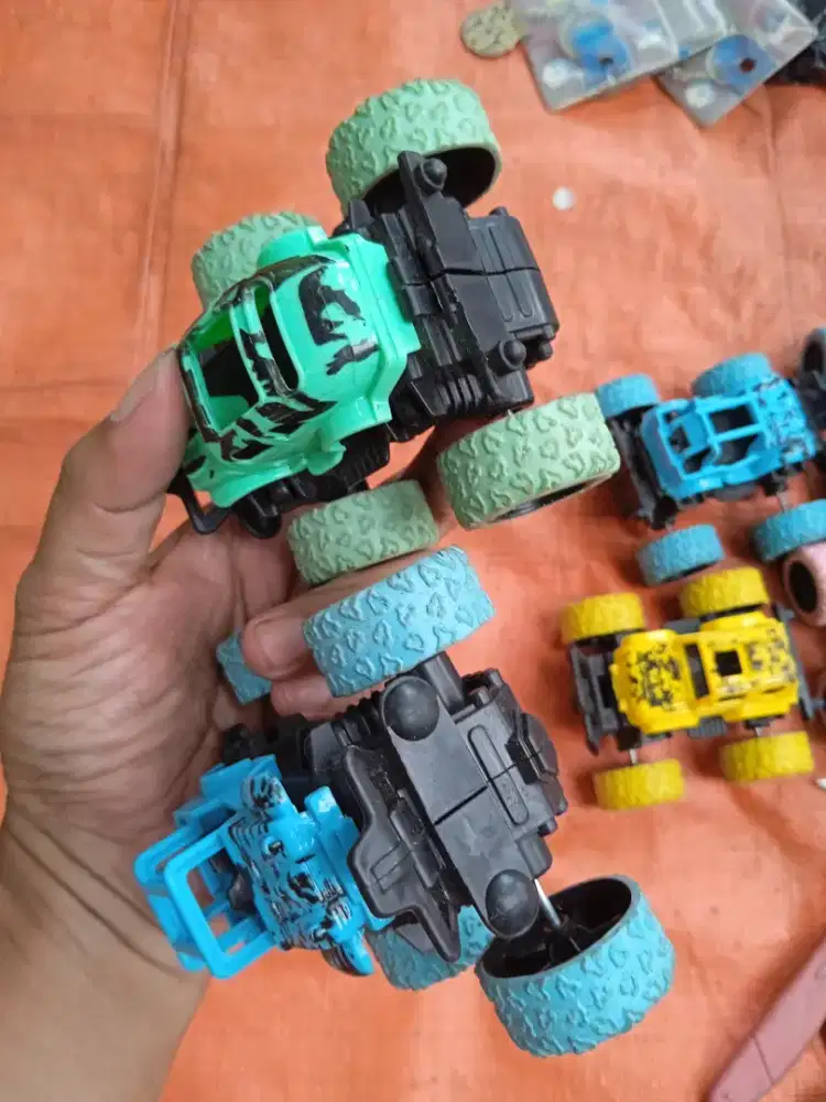 Mainan mobilan Monster
