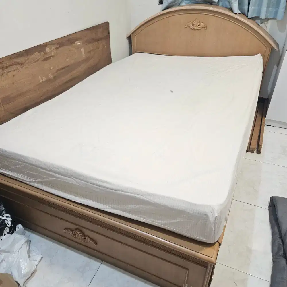 Dipan + Kasur Springbed 140x200 (sprei, bantal, guling)