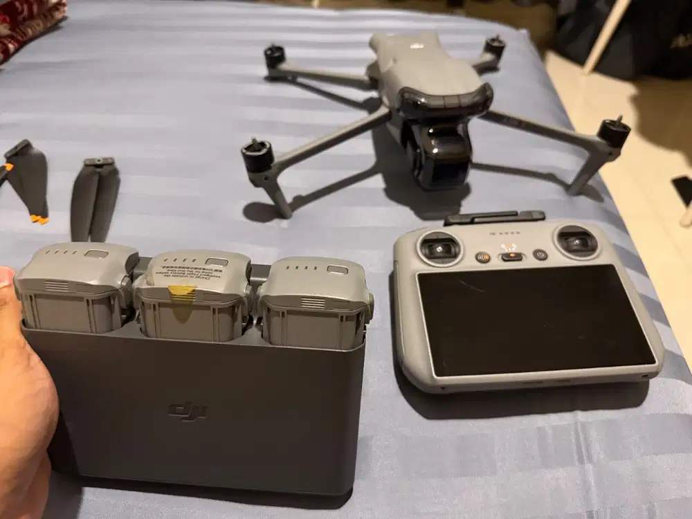 DJI Air 3 fly combo second like new
