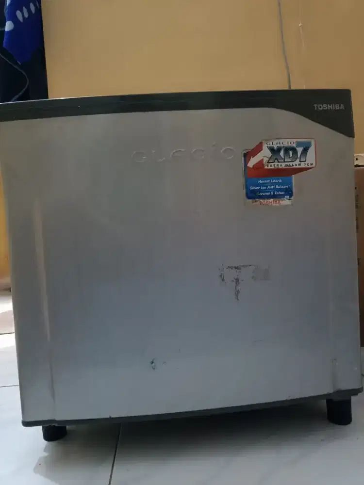 Kulkas mini toshiba glacio