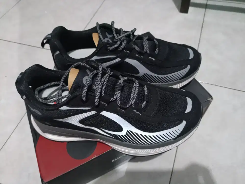 Kanky Kumo Black White