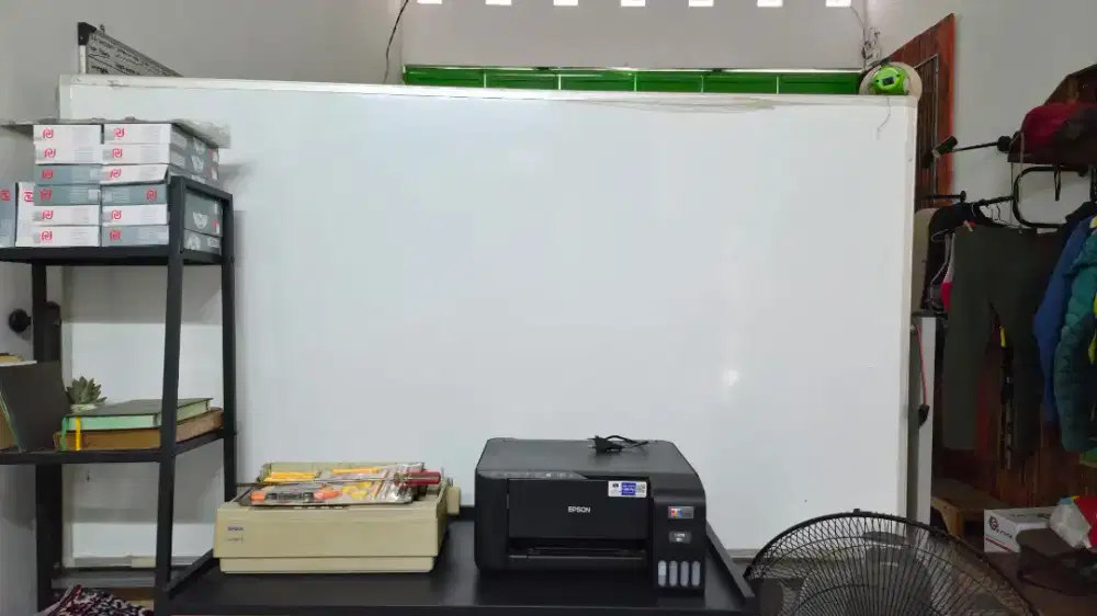 Papan Tulis whiteboard ukuran 2 meter masih mulus