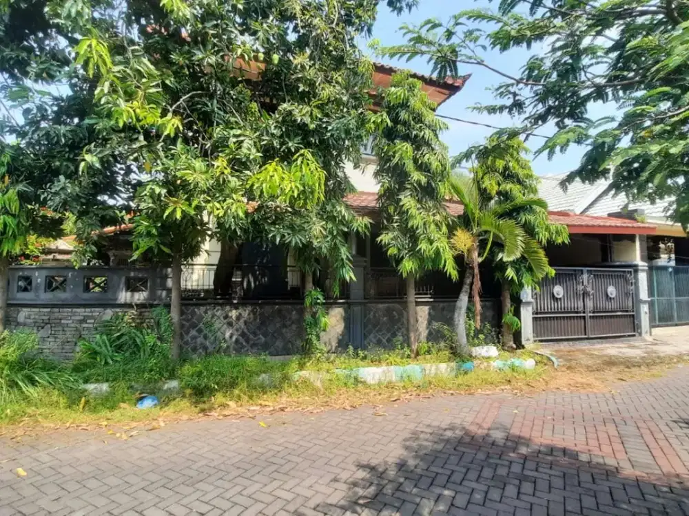 Rumah Besar Pojok, Perum Puri Indah, Tengah Kota Sidoarjo
