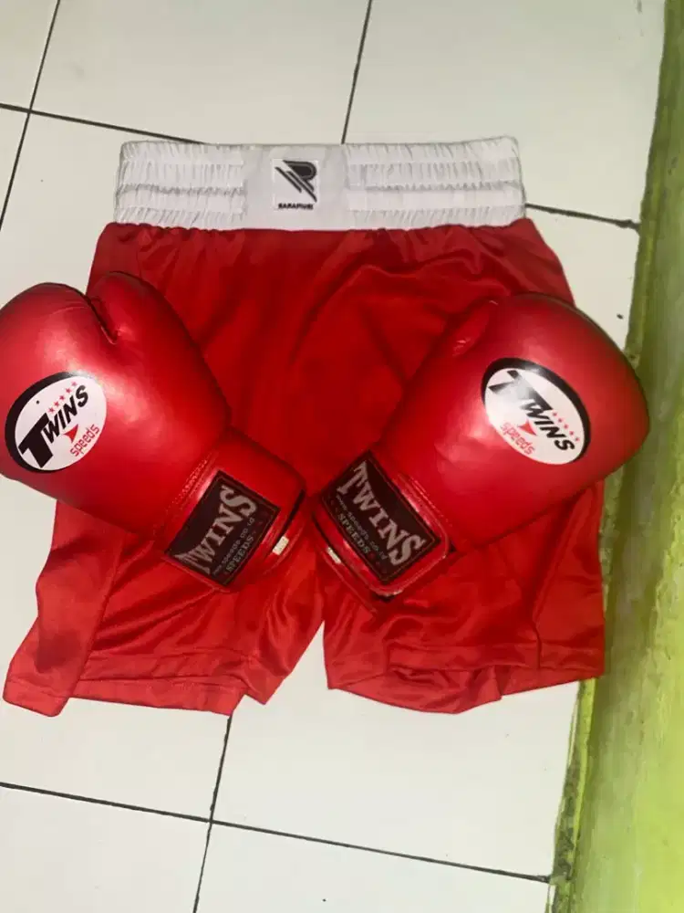Sarung tinju Dan celananya