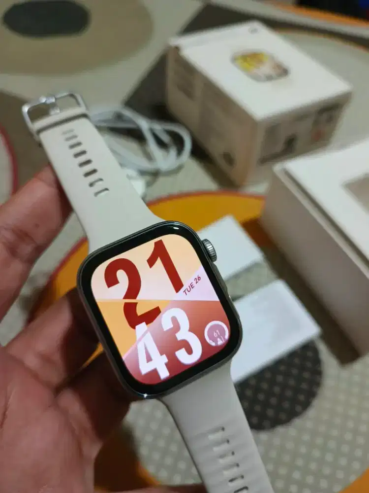 Huawei Watch Fit 4 Putih - Mulus Pemakaian Wanita