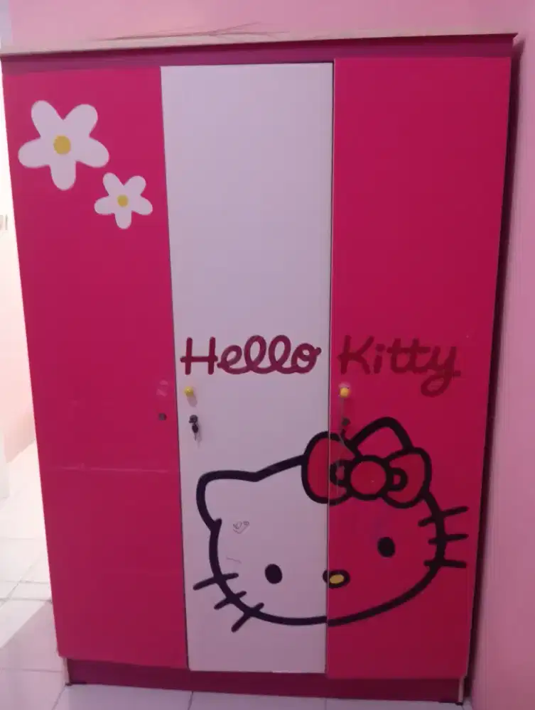 lemari hello kitty