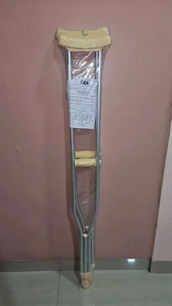 Tongkat alat bantu jalan (kruk ketiak)